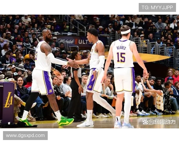 詹姆斯复出带领湖人迎战勇士，快船再度迎来季前赛热身战