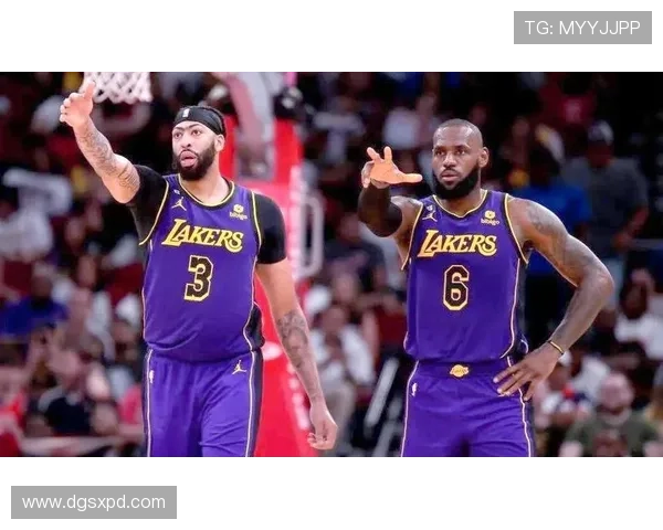 詹姆斯领衔湖人关键战逆转取胜西部排名再起波澜季后赛形势引关注